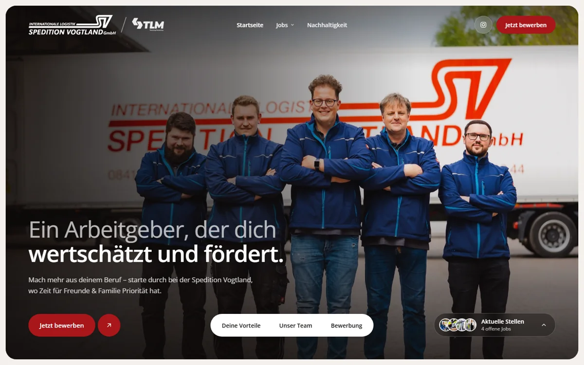 Vorschau: Team der Spedition Vogtland vor dem Firmen-Lkw mit Karriere-Headline
